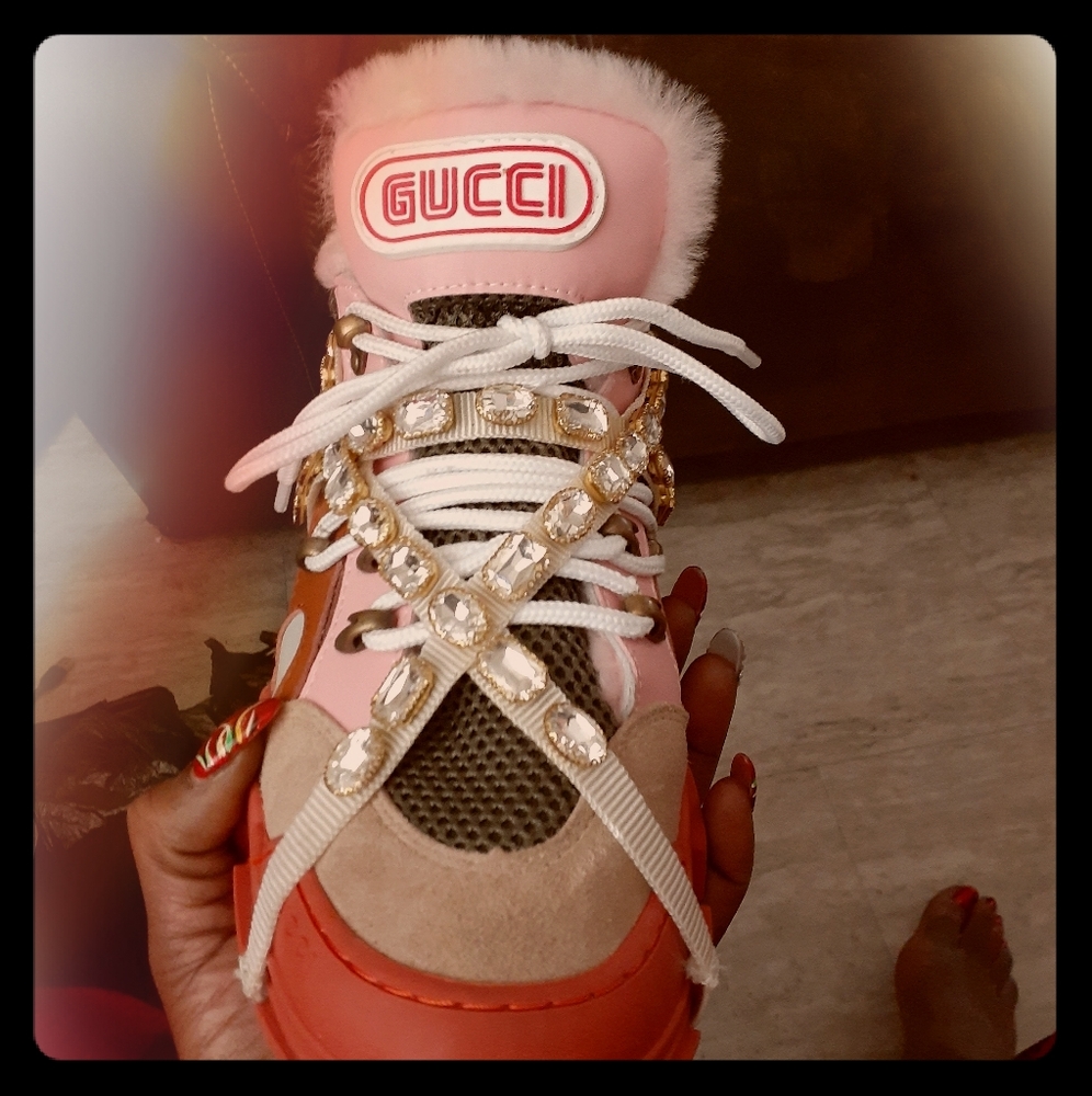 I'm selling Gucci shoes never been worn